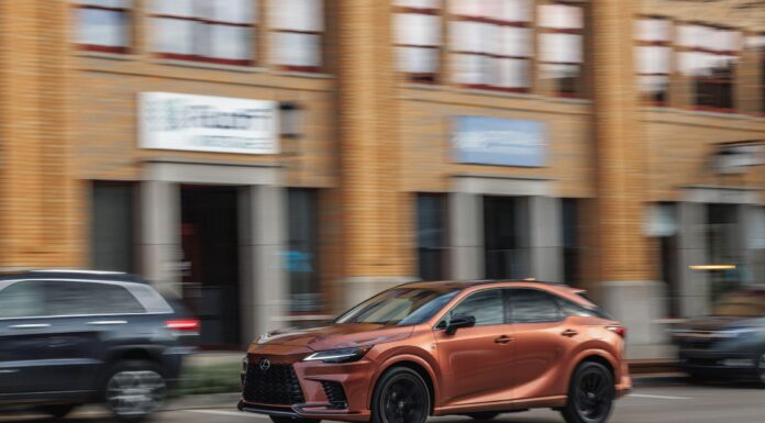 Lexus RX Hybrid 2025: Гибридная элегантность с ноткой спортивности