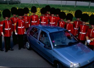 Renault, щоб надіслати тата та Ніколь для нових рекламних рекламних рекламних робіт, специфічних для Великобританії