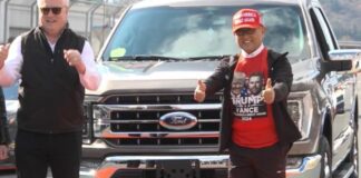 Il presidente della Toyota Akio Toyoda sostiene pubblicamente Trump all’evento NASCAR