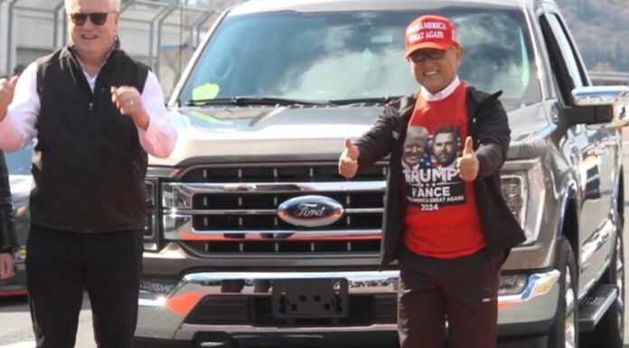Голова Toyota Акіо Тойода публічно підтримав Трампа на заході NASCAR