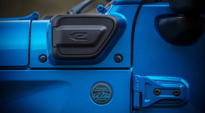 Jeep Проводит Розыск Более 320 Тысяч Гибридных Автомобилей из-за Риска Пожара