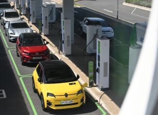 Odložení zákazu benzinových aut v EU do roku 2040: Důsledky pro Spojené království