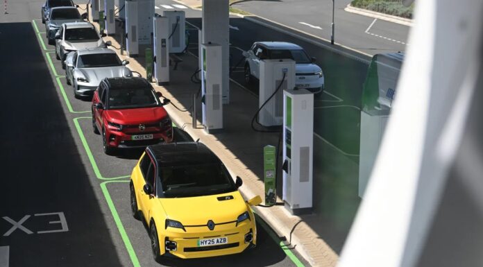 Відстрочення заборони бензинових автомобілів в ЄС до 2040 року: наслідки для Великобританії