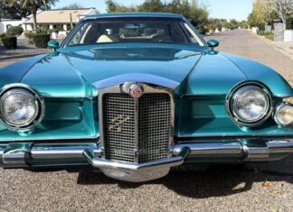 Stutz Blackhawk Willieho Mayse z roku 1977: Příklad automobilového excesu do aukce