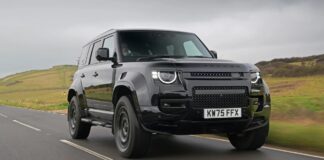Land Rover Defender OCTA Black: Vysoce výkonné SUV, které vzdoruje očekáváním