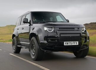 Land Rover Defender OCTA Black: Vysoce výkonné SUV, které vzdoruje očekáváním