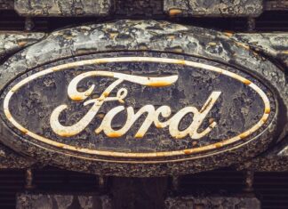 Ford hlásí v roce 2025 ztrátu 8,2 miliardy dolarů kvůli problémům s elektromobily, clům