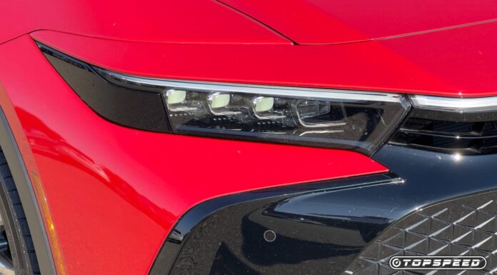 Toyota Crown: Розкішний Седан, що б’є за ціною Mercedes