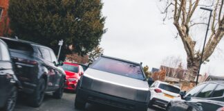 Cybertruck dorazil do Spojeného království: Předváděcí model, ne silniční auto