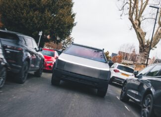 Cybertruck dorazil do Spojeného království: Předváděcí model, ne silniční auto