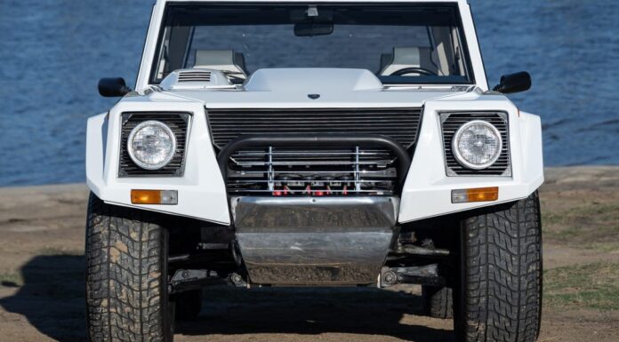 «Рамбо Ламбо»: Рідкісний Lamborghini LM002 1990 року виставлений на аукціон