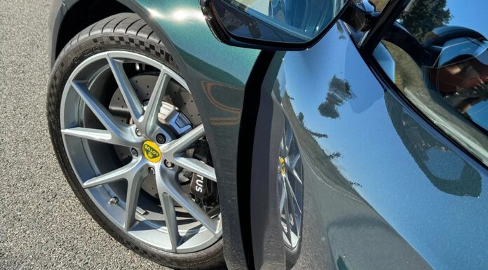 Lotus Emira: Спортивний автомобіль для водія в епоху надмірностей
