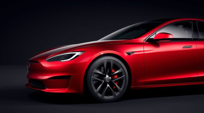 Tesla Подано до Суду через Дизайн Дверних Ручок, Незважаючи на відсутність особистого інциденту