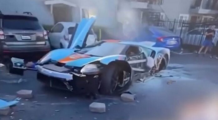 Аварія Ford GT вартістю $2,5 млн у Каліфорнії: високі ставки та раптовий удар