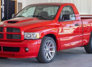 Змія в пікапі: Dodge Ram SRT-10 (2005)