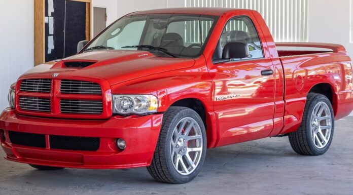 Змія в пікапі: Dodge Ram SRT-10 (2005)