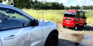 Kalifornská policie zastavila majitele miniaturního čínského elektromobilu za jízdu bez řidičského oprávnění