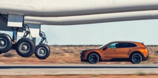 Як Porsche Cayenne Electric обігнав найбільший літак у світі