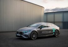 Автономне керування Mercedes-Benz: чому бірюзові вогні?