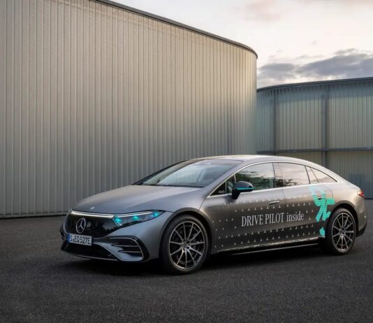 Автономне керування Mercedes-Benz: чому бірюзові вогні?