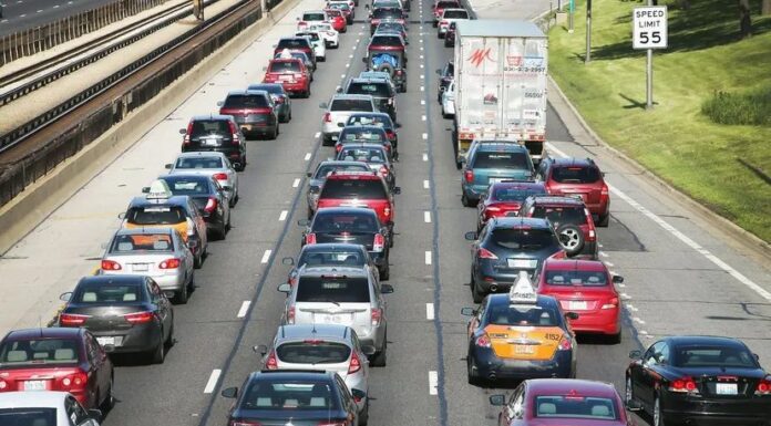 Чому каліфорнійці ігнорують поворотники: Психологія та статистика недбалої зміни смуги руху
